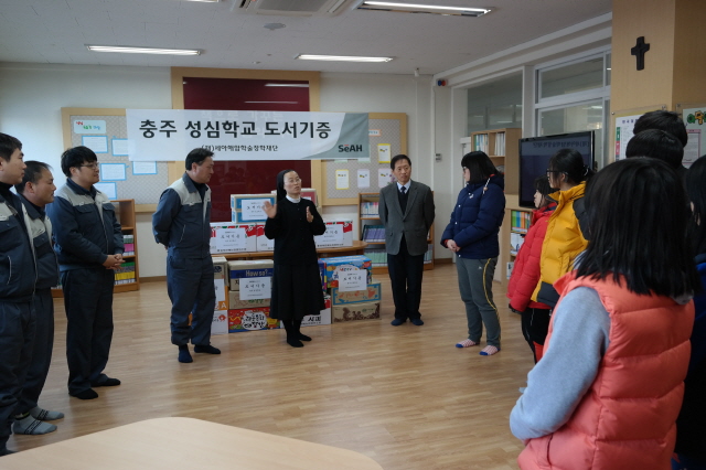 세아 해암 학술 장학재단의 도서 기증을 설명하는 교장 수녀님