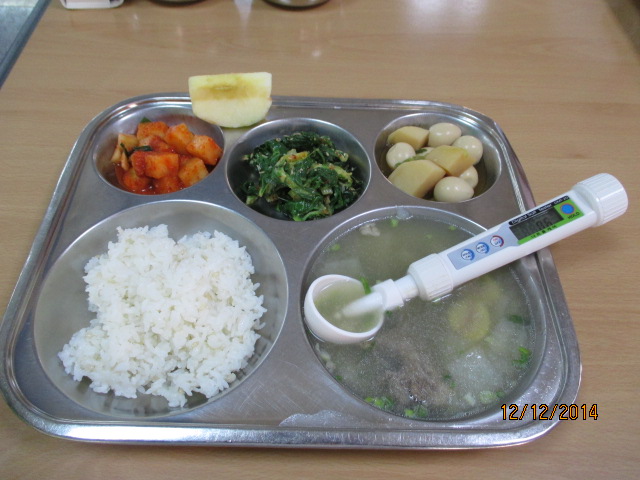 친환경현미찹쌀밥,한방갈비탕,감자메추리알조림,애배추냉이무침,깍두기,사과