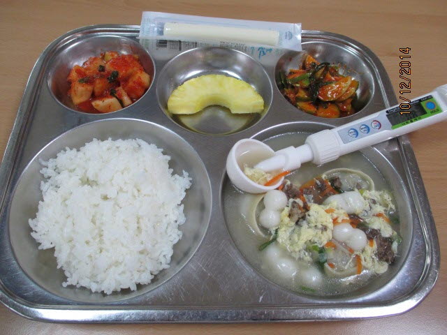 친환경찹쌀밥,조랑이떡만두국,오이초무침,깍두기,파인애플(생과),치즈(스트링치즈)