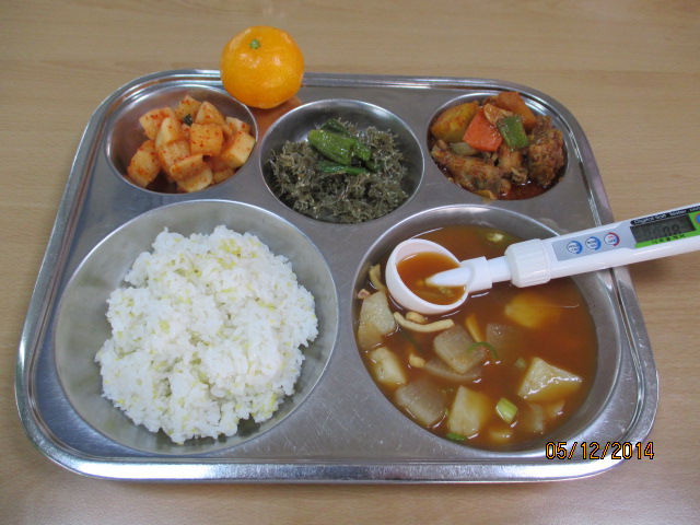 친환경기장밥,오징어찌개,고구마닭조림,멸치꽈리고추조림,깍두기,귤