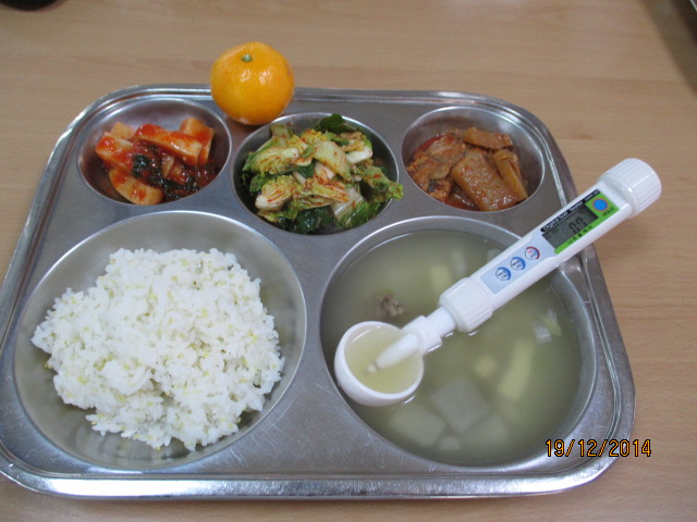 친환경기장밥,한우무국,삼치조림,봄동겉절이,총각김치,귤