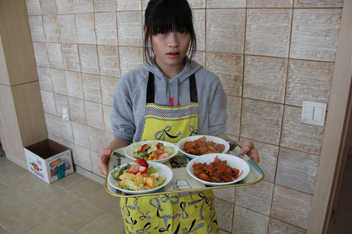 요리 완성 후 선생님들께 맛 평가를 위해 나르는 모습