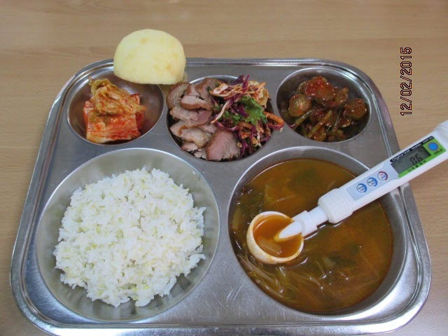 친환경기장밥,한우육개장,돼지훈제/채소무침,마늘쫑오이지무침,배추김치,사과