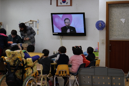 교장선생님 말씀듣는 학생들 모습