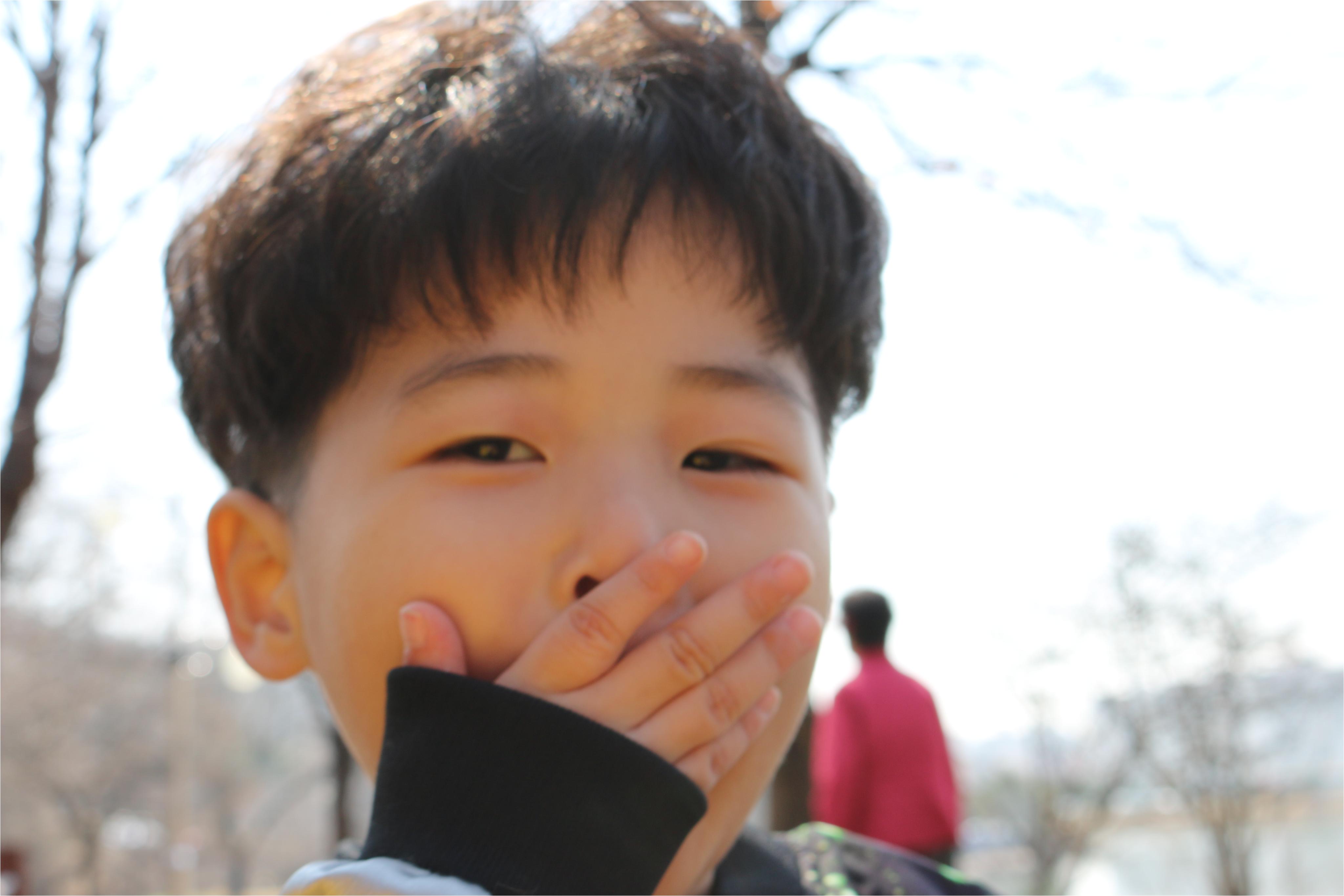 아이 졸려 하품을 하고 있어요