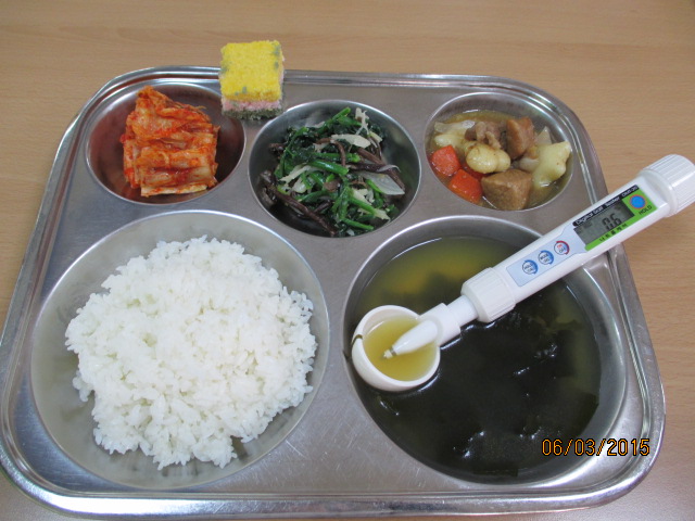 친환경찹쌀밥,한우미역국,돼지갈비떡찜,삼색나물,배추김치,무지개떡