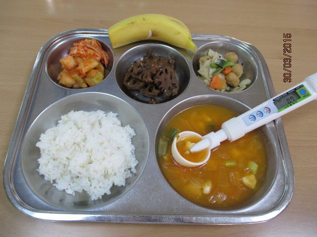 친환경현미찹쌀밥,순두부찌개,어묵채소볶음,연근조림,깍두기(배추김치),바나나