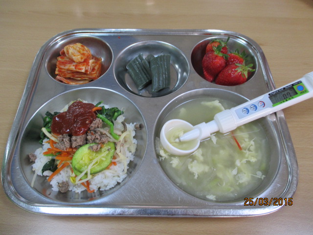 비빔밥,맑은무계란국,배추김치,쑥절편,딸기