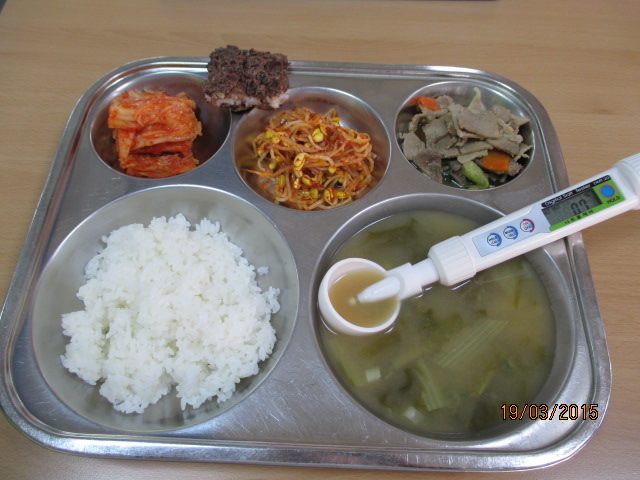 친환경찹쌀밥,애배추된장국,돈육청경채볶음,콩나물무침,배추김치,팥시루떡