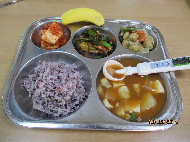 친환경흑미밥,오징어명태찌개,꽈리고추어묵조림,풋마늘무침,배추김치,바나나