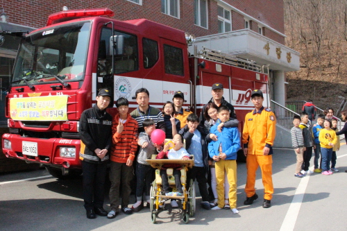 소방관아저씨와 함께 사진 한장