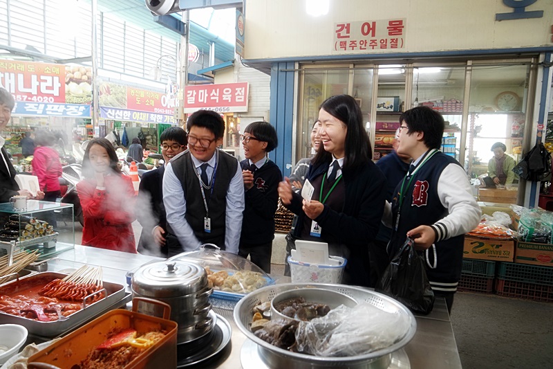 떡뽁이와 순대 구입할 때 덤을 많이 주셔서 기쁘네요.