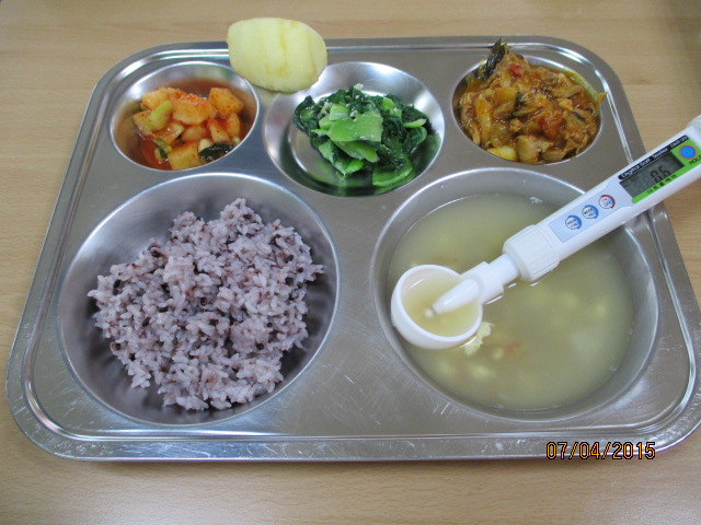 친환경흑미밥,맑은북어계란국,채소닭조림,청경채나물,깍두기,사과