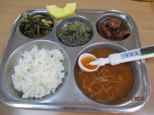 친환경녹두찹쌀밥,매운콩나물국,떡갈비/소스,멸치꽈리고추조림,열무김치,파인애플(생과)