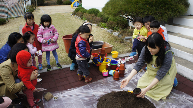 흙을 화분에 담아요