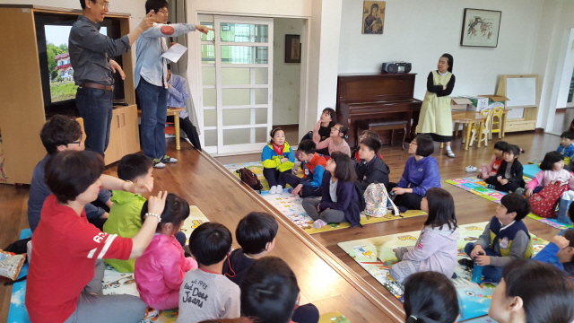 청주학교에 대해 선생님이 소개하고 있어요.