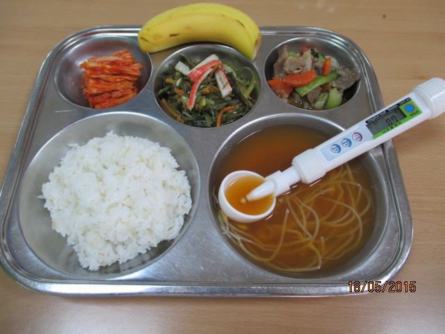 친환경현미찹쌀밥,얼큰콩나물국,돈육간장볶음,미역줄기맛살볶음,배추김치,바나나