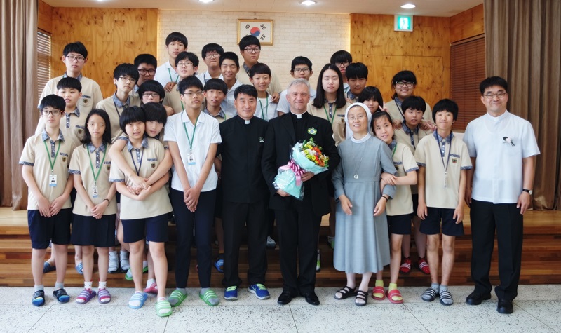 중학부 학생들과 기념 촬용