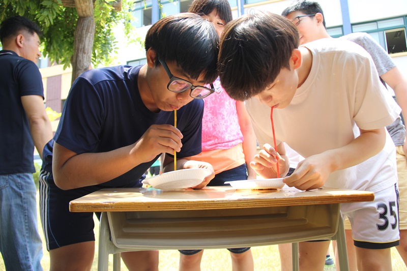 장애물 경기 중 빨대로 콜라 마시기