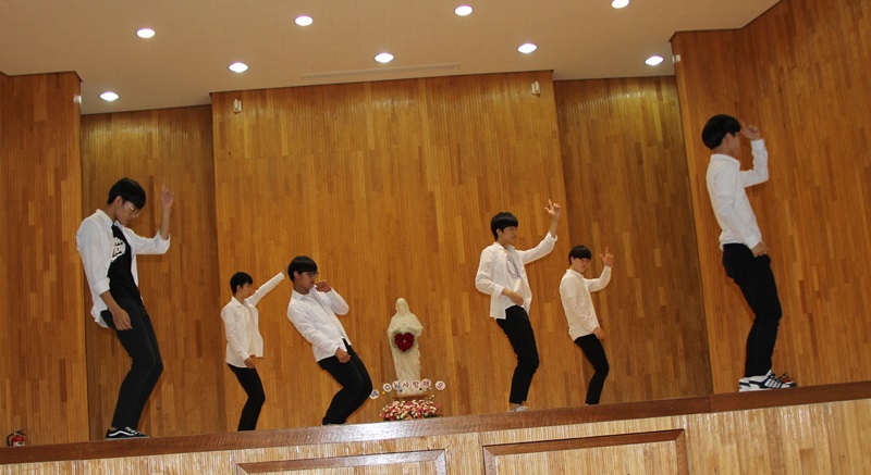 중등부 남학생 댄스팀 공연