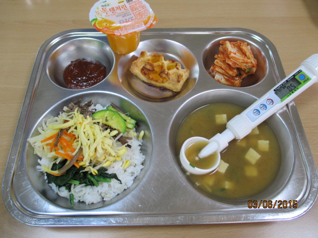 비빔밥,맑은된장국,배추김치,살구잼파이,감귤쥬스