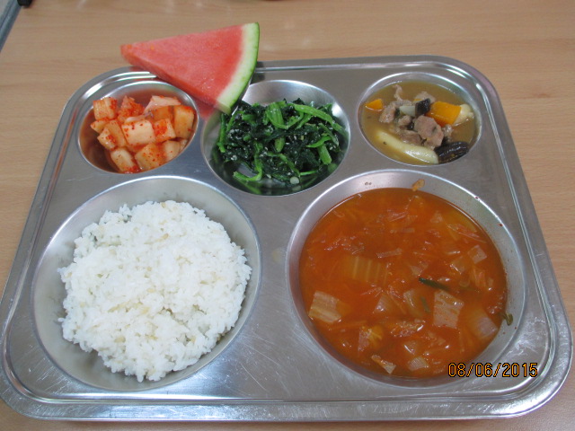 친환경현미찹쌀밥,돈육김치찌개,떡사태찜,시금치나물,깍두기,수박