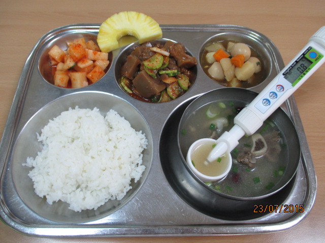 친환경찹쌀밥,한방갈비탕,메추리알양송이조림,도토리묵무침,깍두기,파인애플