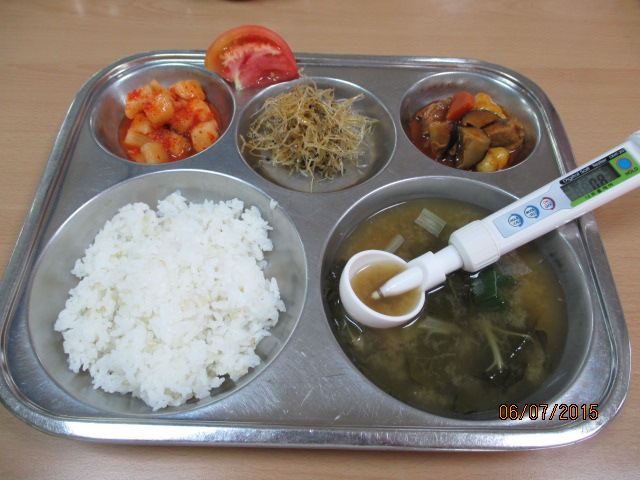 친환경현미찹쌀밥,근대된장국,매콤돼지갈비떡찜,오징어채멸치간장볶음,깍두기,토마토/꿀