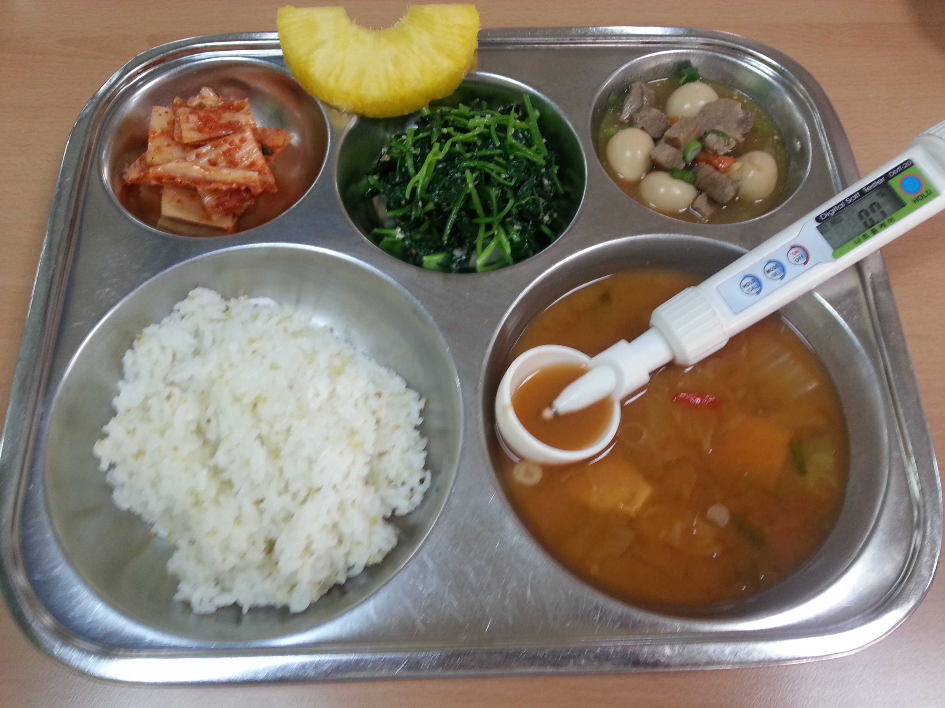 친환경기장밥,청국장찌개,돈육메추리알조림,참나물무침,배추김치,파인애플