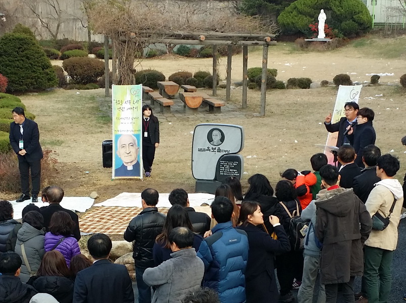 설립자 옥신부님 기념비 제막식에 참석한 동문들