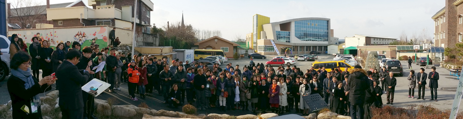 설립자 옥신부님 기념비 제막식에 참석한 동문들