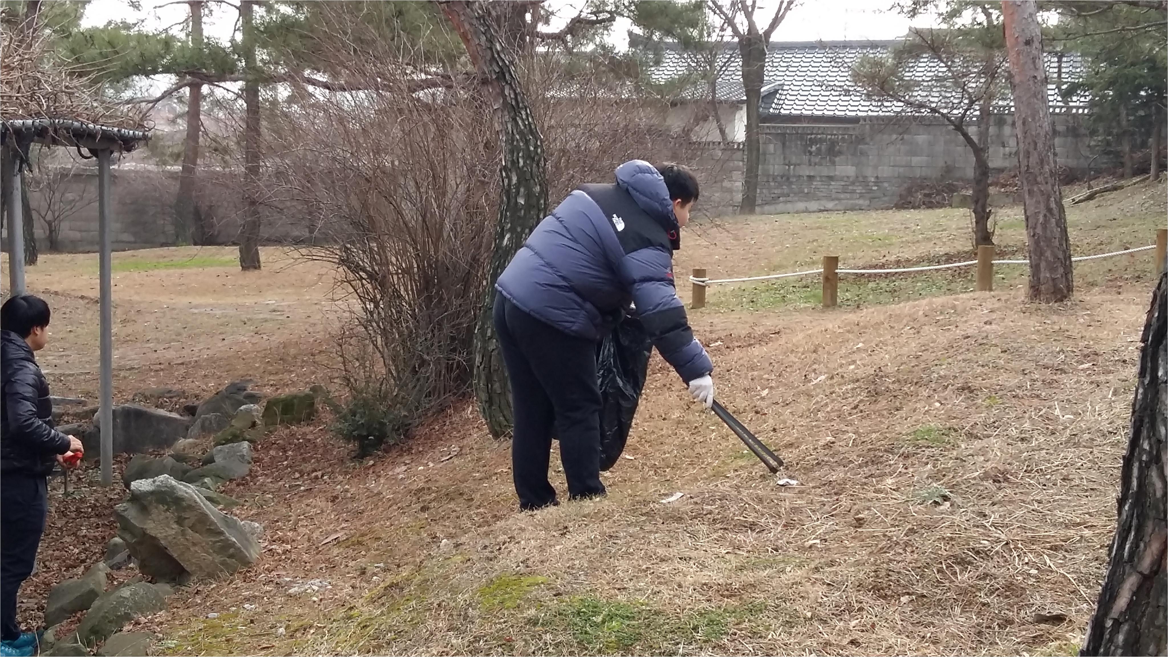 누구일까요... 서편의 학교숲 주변을 청소하고 있습니다.