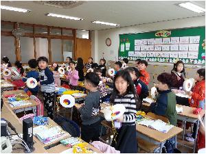 어깨동무 소고치며 노래하기1 (1).jpg