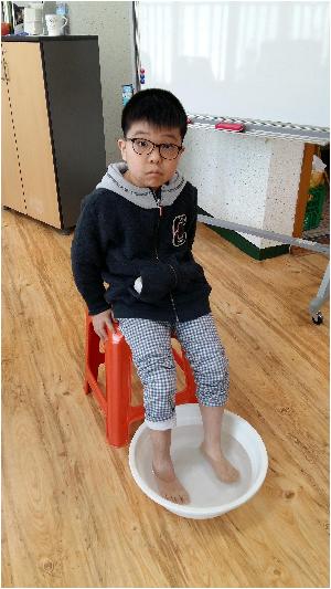 김우주 발씻김예식.jpg