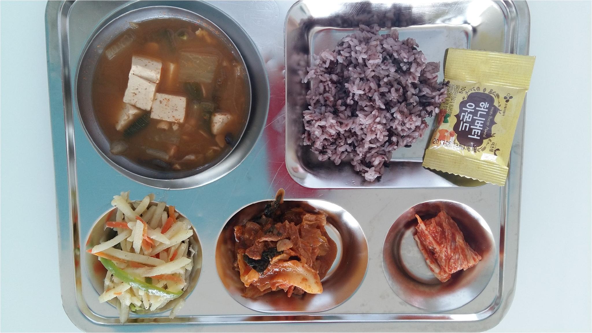 (전통음식체험의날)흑미밥,버섯청국장찌개,오리고추장불고기,감자채피망볶음,배추김치,허니버터아몬드