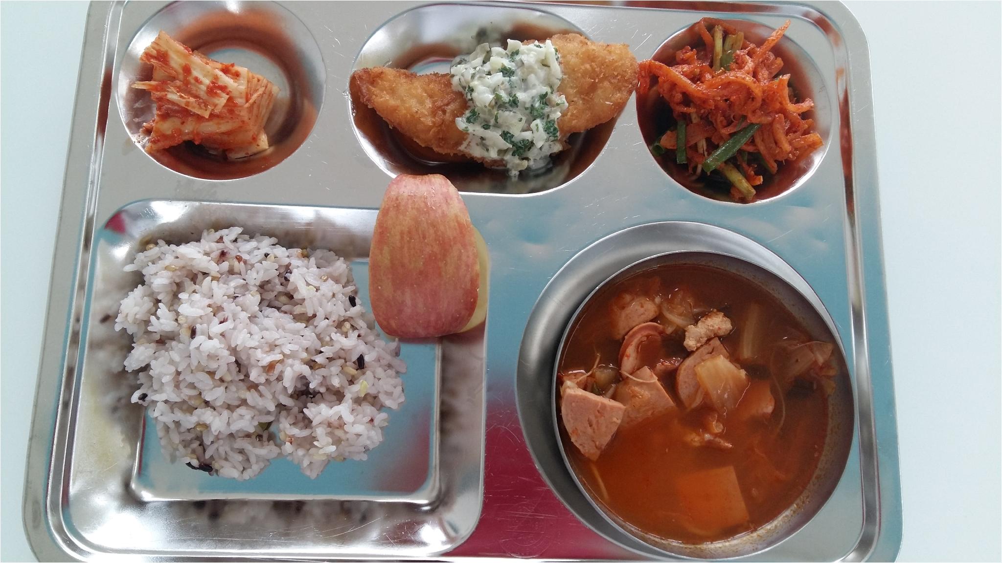친환경혼합잡곡밥,부대찌개,진미채실파무침,흰살생선가스/타르타르소스,배추김치,친환경사과