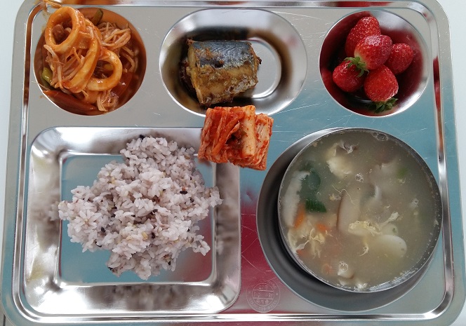 친환경혼합잡곡밥,꼬물이만둣국,오징어콩나물찜,삼치카레구이,배추김치,친환경딸기