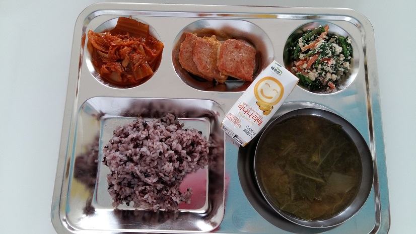 친환경흑미밥,보동된장국,쑥갓두부무침,참치김치볶음,스팸계란전,바나나맛우유