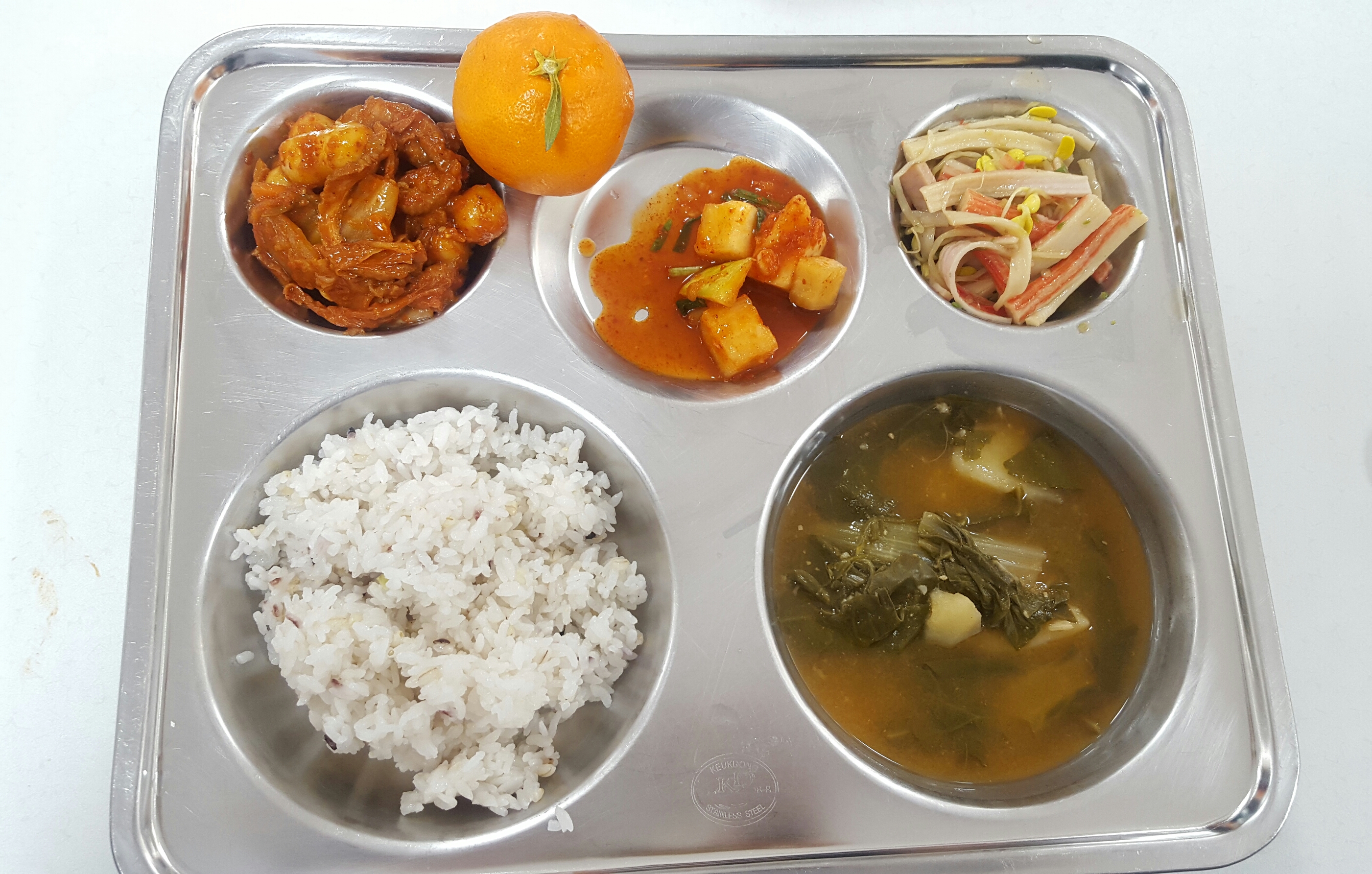 친환경혼합잡곡밥,근대된장국,오리엔탈콩나물샐러드,오리훈제주물럭,깍두기,귤