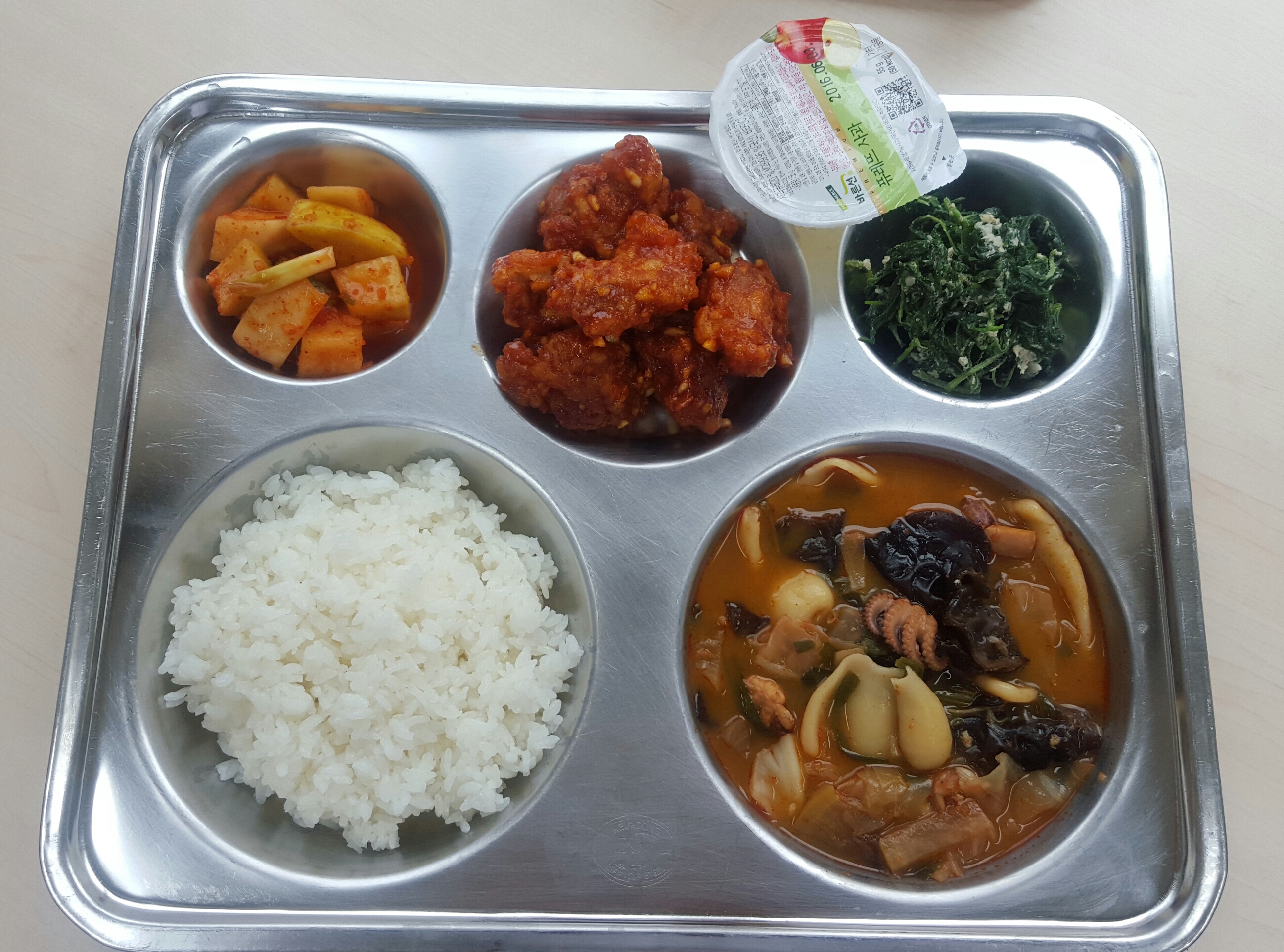 친환경찹쌀밥, 짬뽕수제비국,들깨깻잎순무침,닭고기강정, 깍두기,말랑말랑애플푸딩