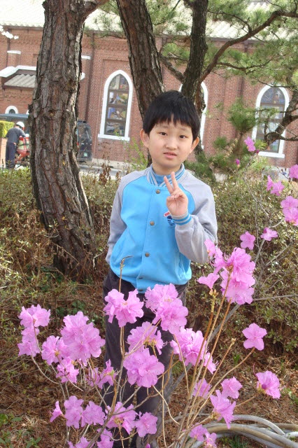 학교 주위 성당옆에서 사진 찍었어요