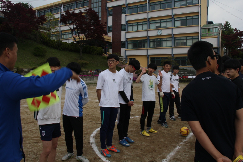 남자 축구 경기전 서로 인사하기