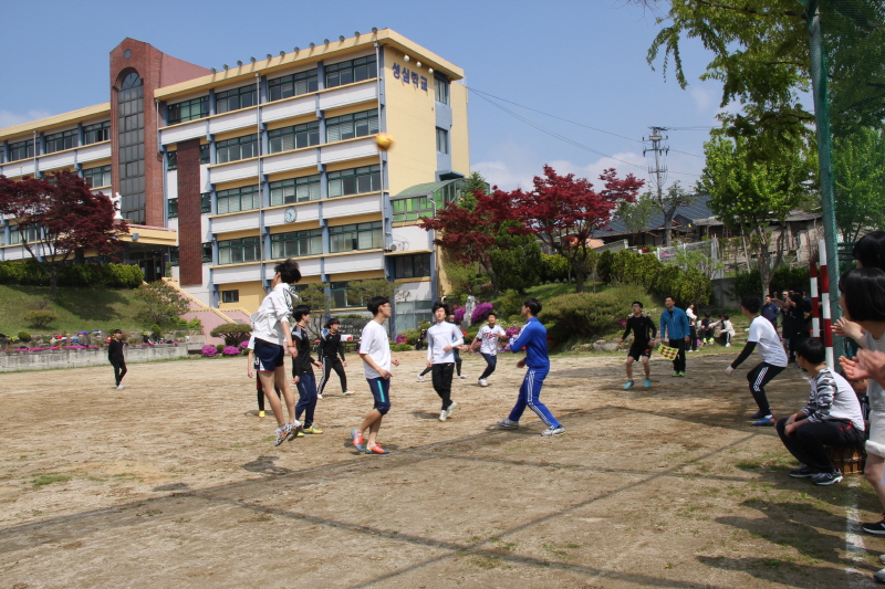 남학생 축구경기 모습