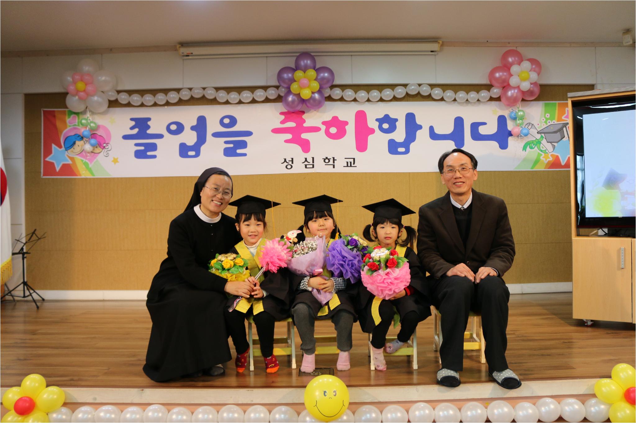 졸업생과 교장수녀님, 담임선생님이 함께 사진을 찍었어요