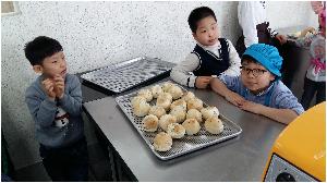 우리가 만든 깨찰빵이랍니다.jpg