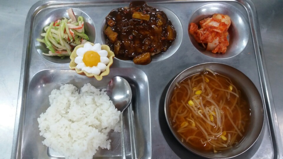 쌀밥/맑은콩나물국/더블치즈견과스테이크/맛살오이냉채/배추김치/우리밀화과자