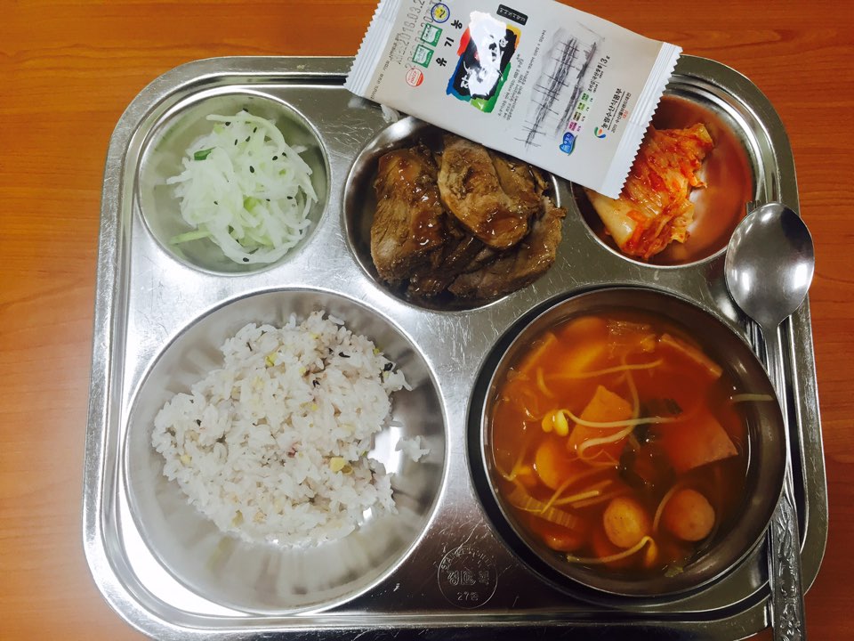 4월 7일 : 잡곡밥, 부대찌개, 오향장육, 무채초무침, 구운김, 배추김치