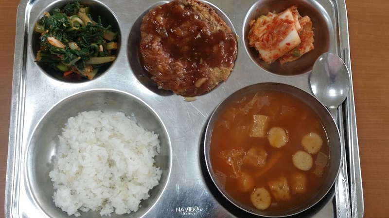 발아현미밥 매콤어묵국 바질갈릭치즈왕돈까스 근대나물무침 배추김치