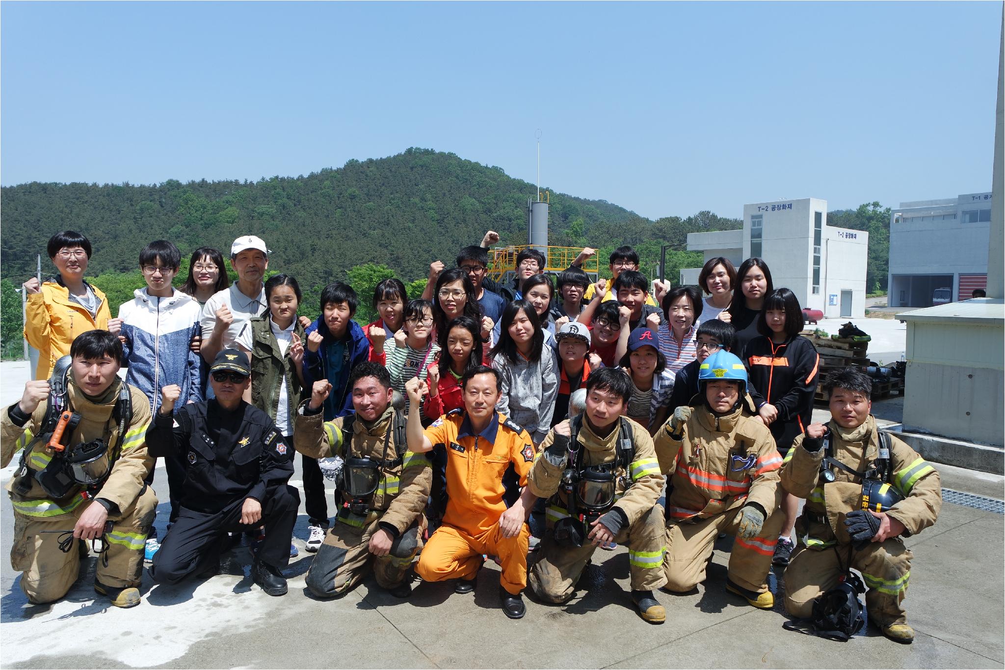 경기소방학교에서 훈련을 마친 소방관들과 함께 단체사진