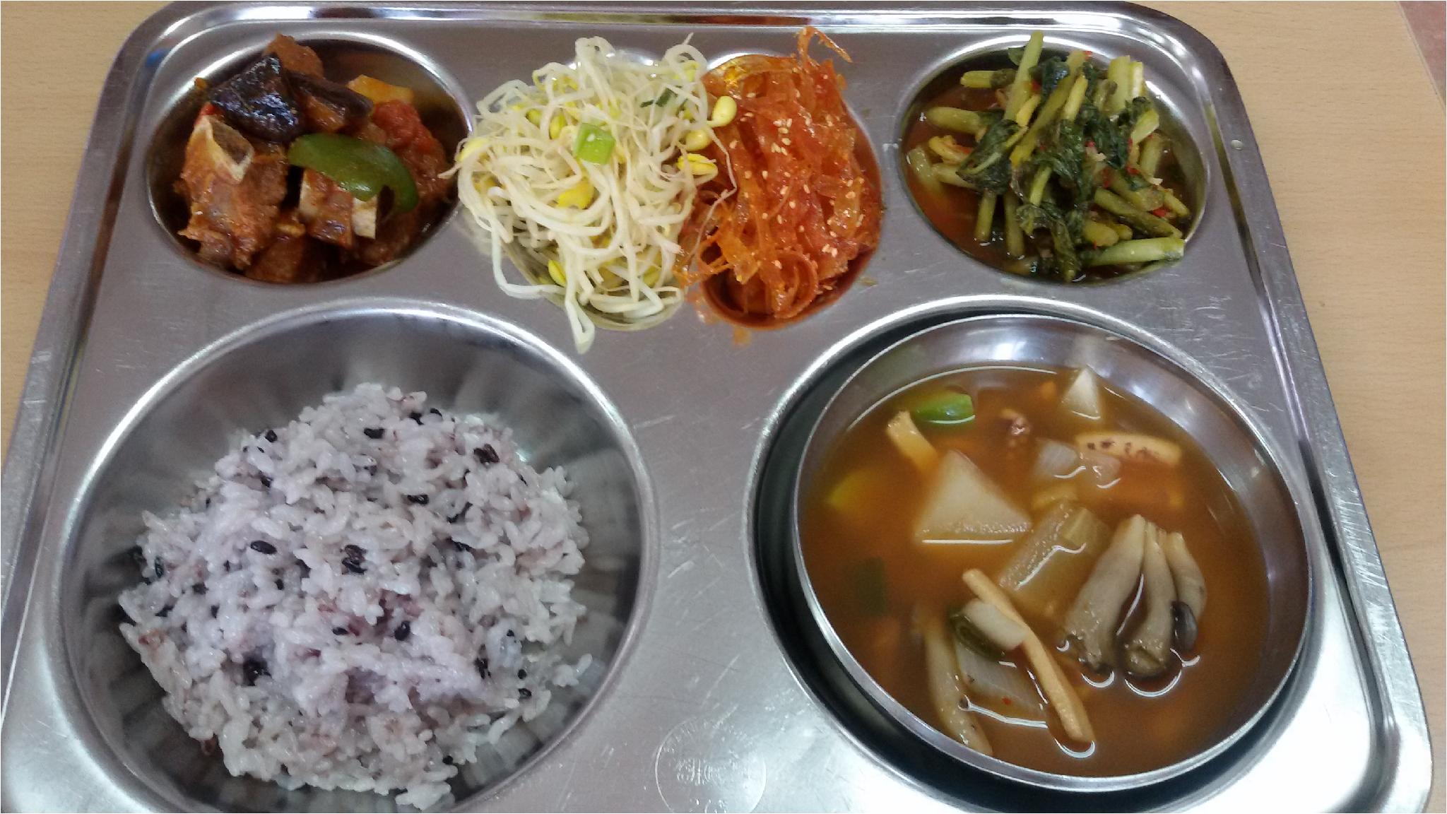 5/17일 발아현미밥 버섯찌개 오이부추무침 베이컨감자볶음 치즈찹쌀꽈배기 김치